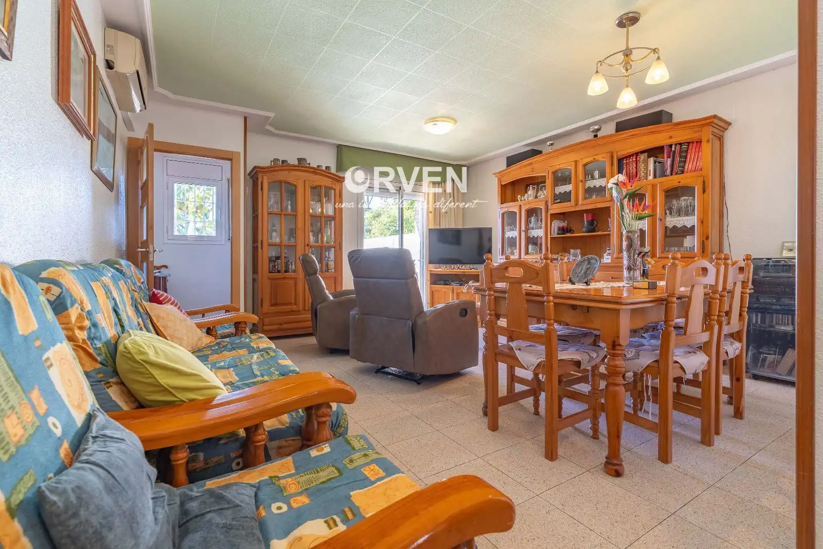 Wohnzimmer von Einfamilien-Reihenhaus zum Verkauf in Tarragona mit Klimaanlage, Heizung und Terrasse