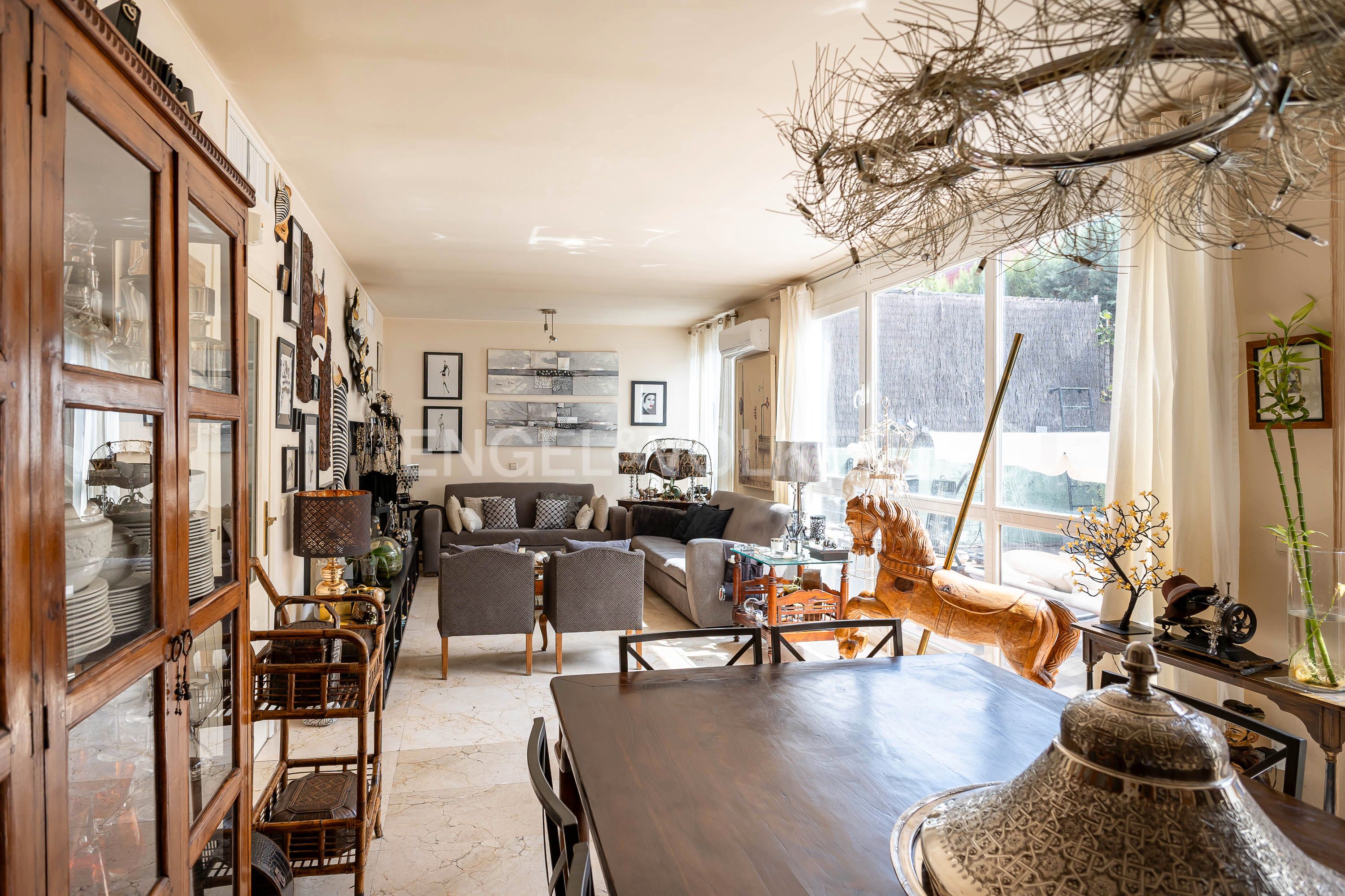 Sala de estar de Casa o chalet en venta en  Madrid Capital con Aire acondicionado, Calefacción y Jardín privado