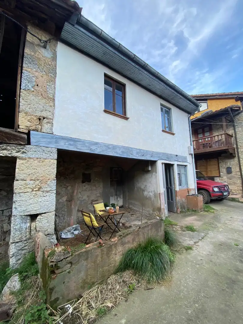 Außenansicht von Einfamilien-Reihenhaus zum Verkauf in Quirós