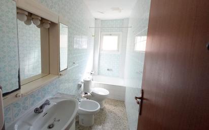 Bathroom of Flat for sale in Vilanova i la Geltrú  with Balcony