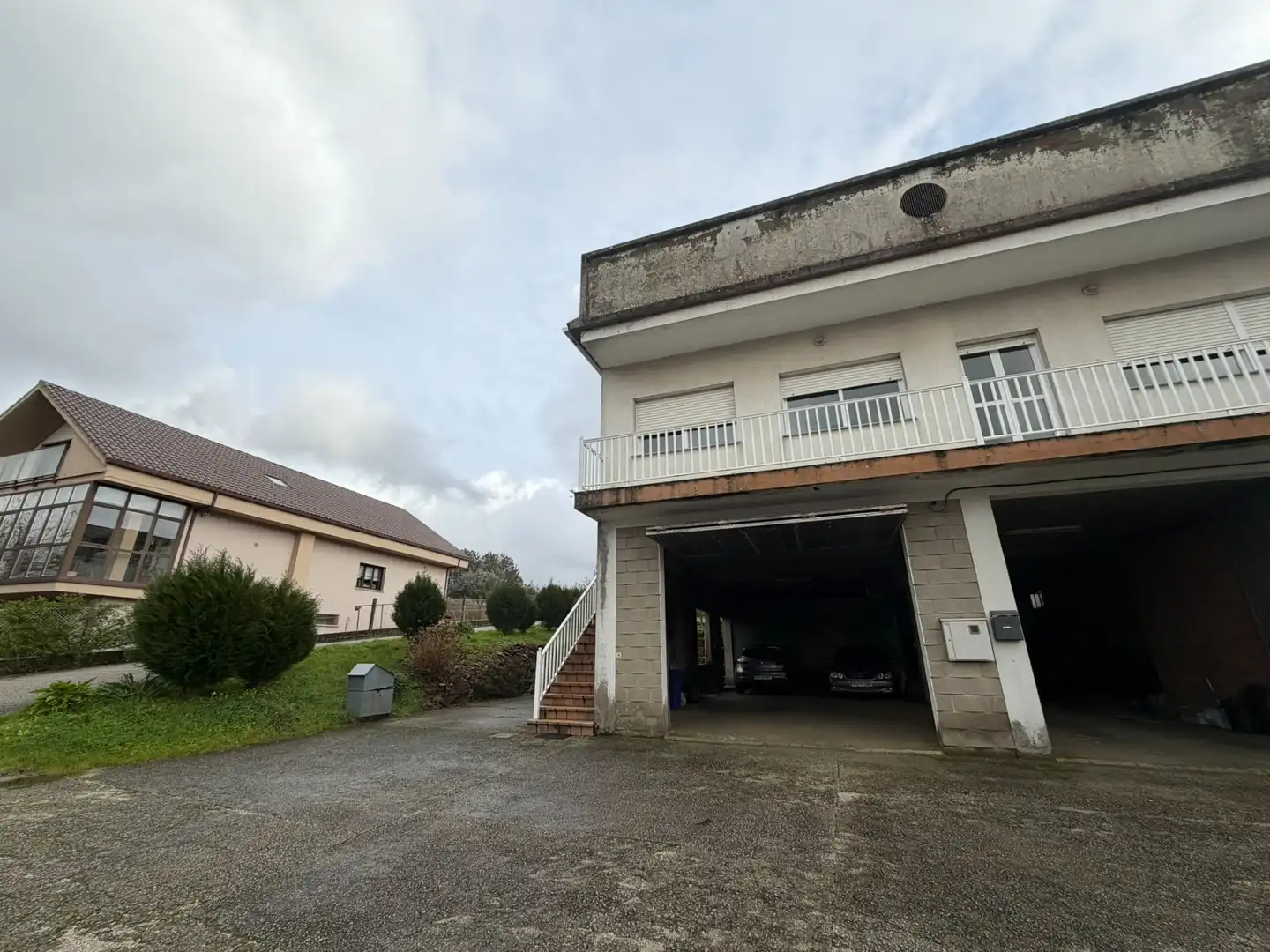 Außenansicht von Fabrikhallen zur Miete in Rianxo