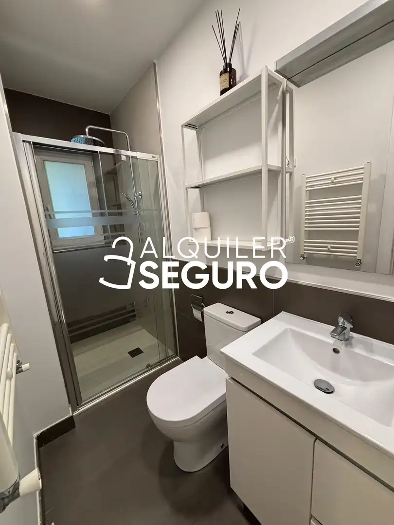 Badezimmer von Wohnung zur Miete in Madrid mit Klimaanlage, Heizung und Möbliert