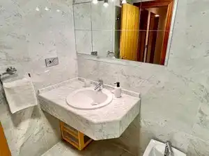 Badezimmer von Wohnung zur Miete in Almuñécar mit Klimaanlage, Terrasse und Möbliert
