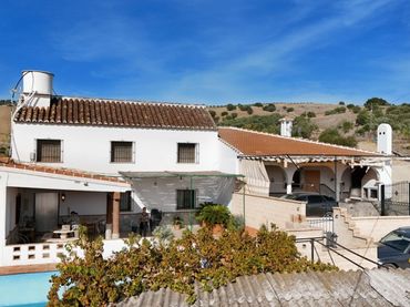 Casa aparellada amb piscina en venda a Coín