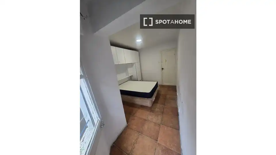 Bedroom of Flat for share in L'Hospitalet de Llobregat  with Air Conditioner, Heating and Furnished