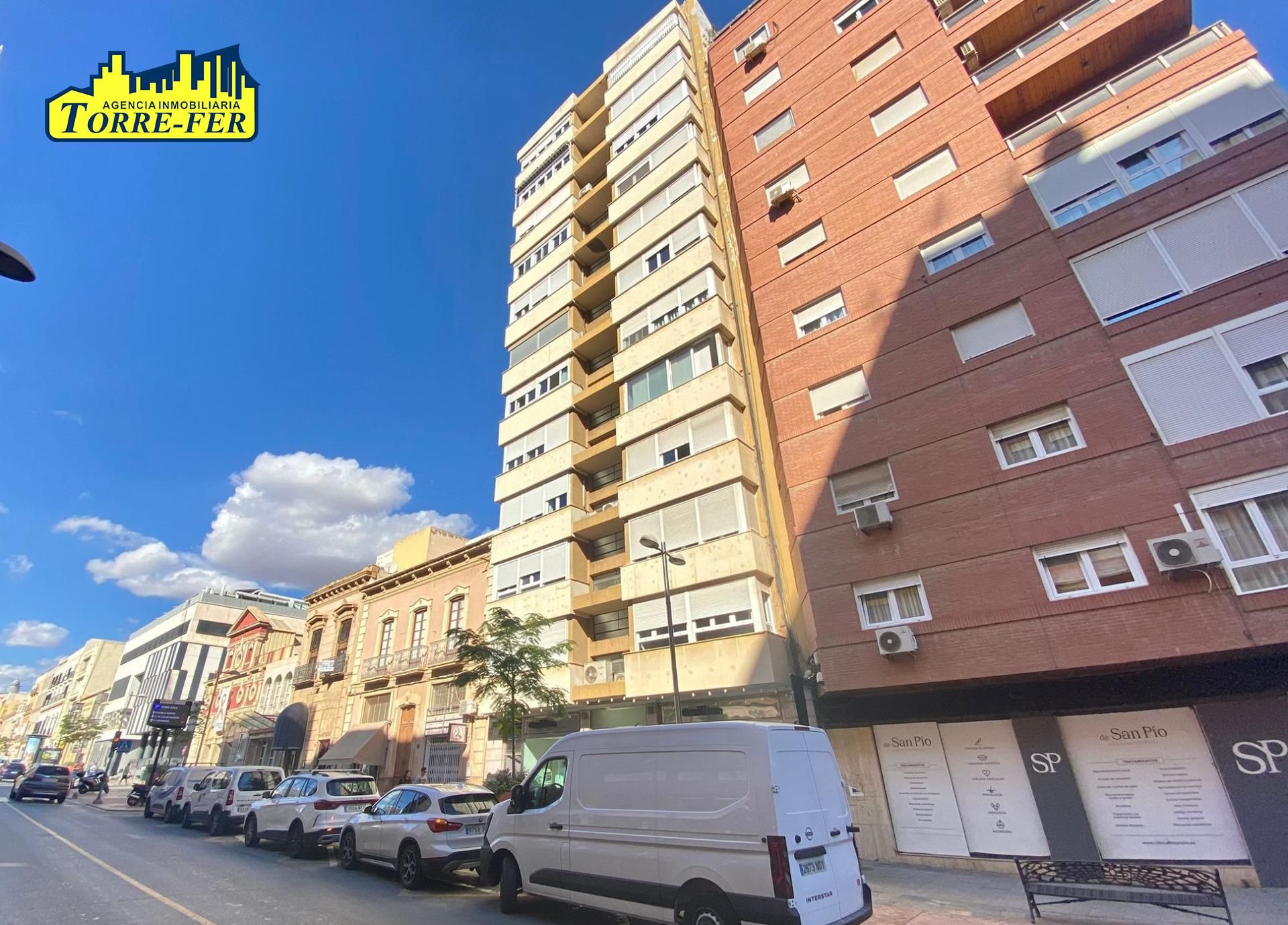 Vista exterior de Piso en venta en  Almería Capital con Aire acondicionado