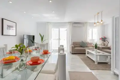 Sala de estar de Casa adosada en venta en Benalmádena con Aire acondicionado, Calefacción y Jardín privado