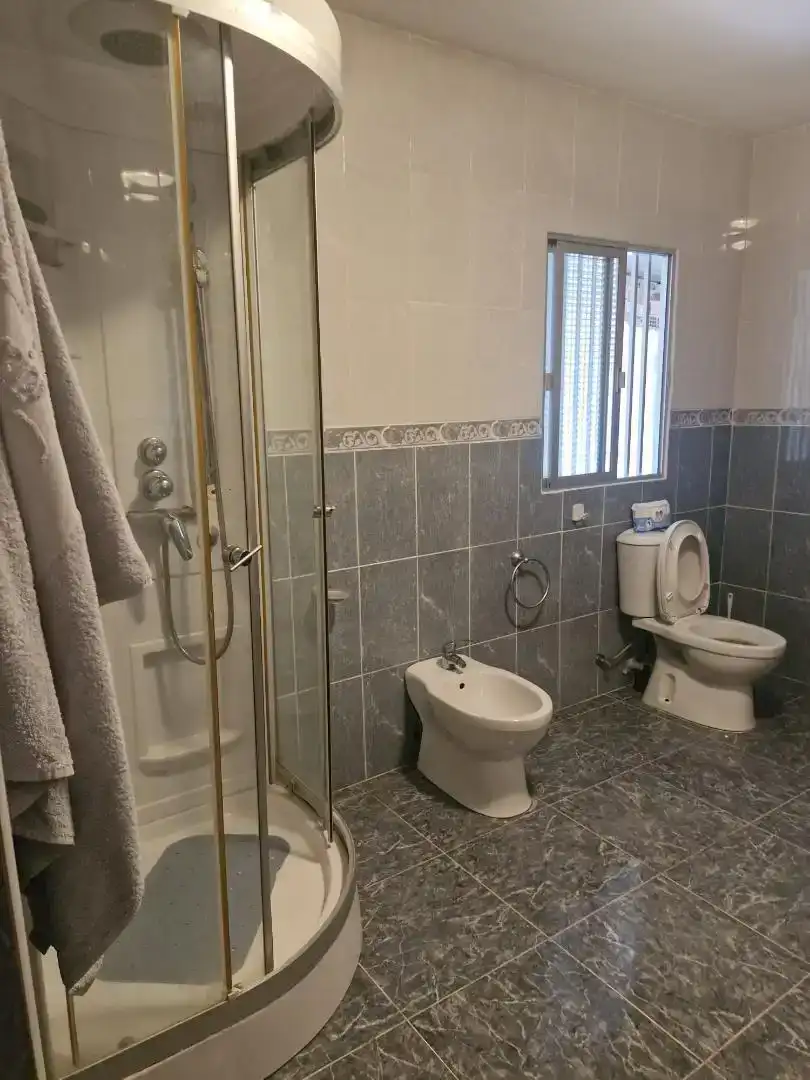 Badezimmer von Erdgeschoss zum Verkauf in Peal de Becerro mit Klimaanlage