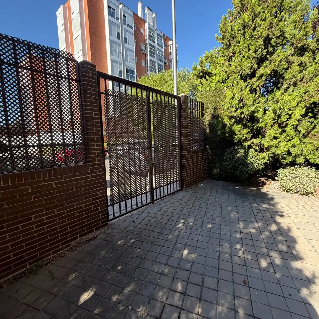 Vista exterior de Piso en venta en Madrid con Piscina comunitaria