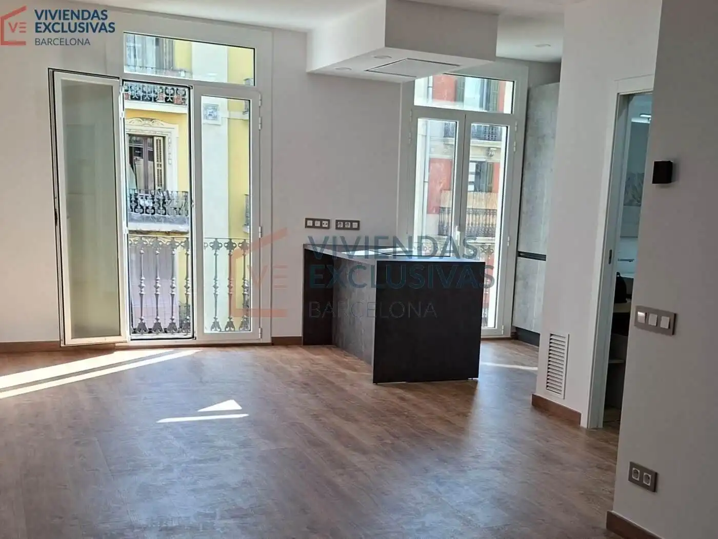 Piso con terraza en venta en Carrer de Viladomat, imagen 2