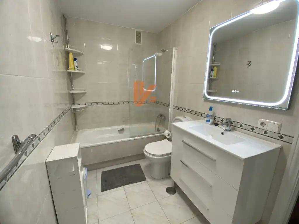 Bathroom of Flat for rent in Santiago de Compostela   with Furnished