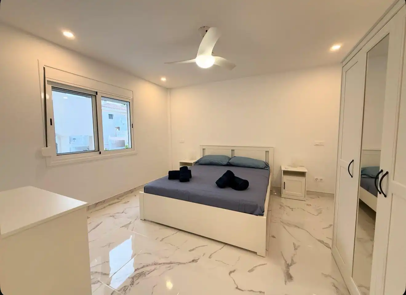 Dormitori de Apartament de lloguer en Arona amb Terrassa i Piscina comunitària