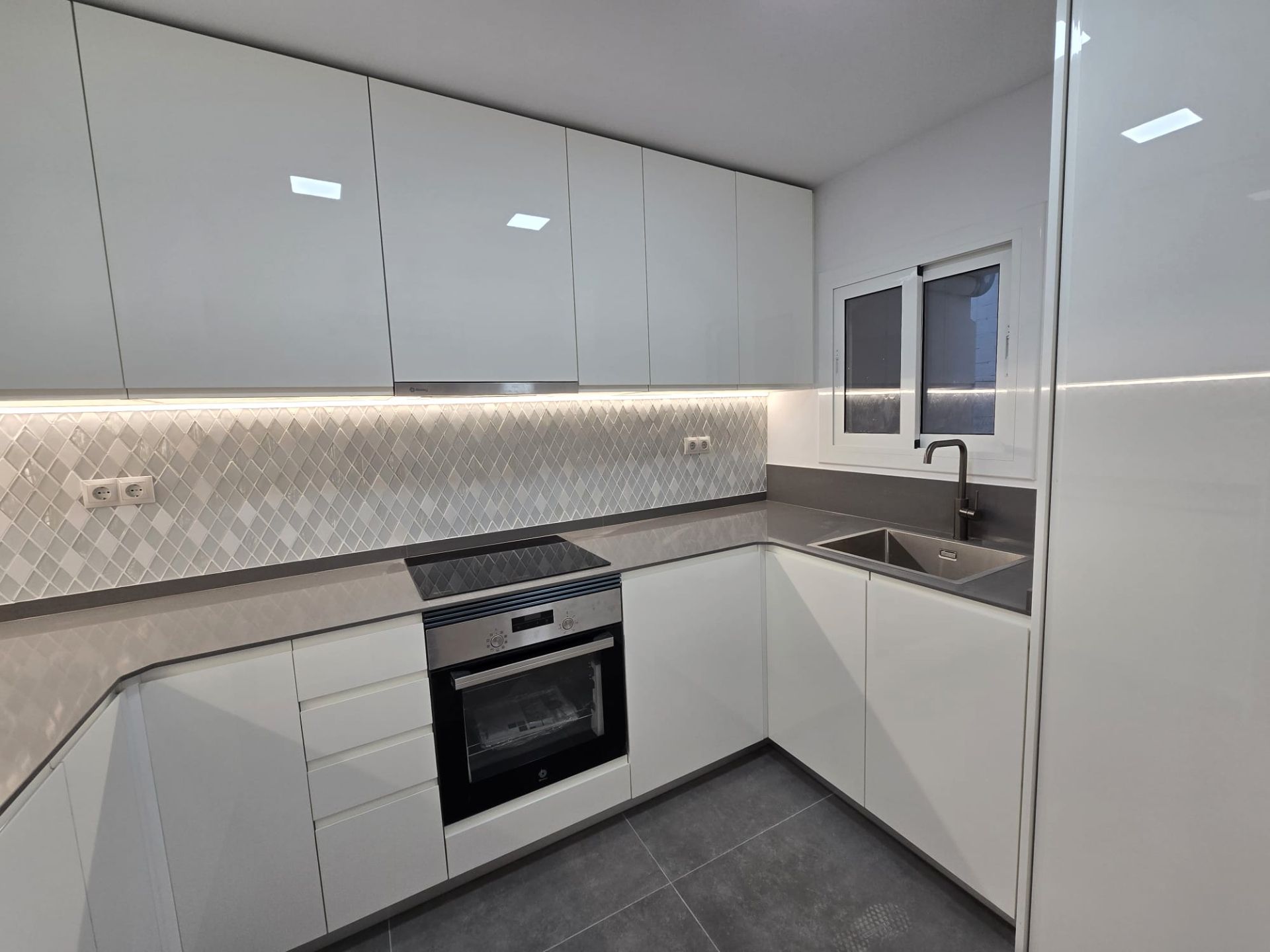 Cuina de Pis en venda en Sant Feliu de Llobregat amb Parquet i Forn