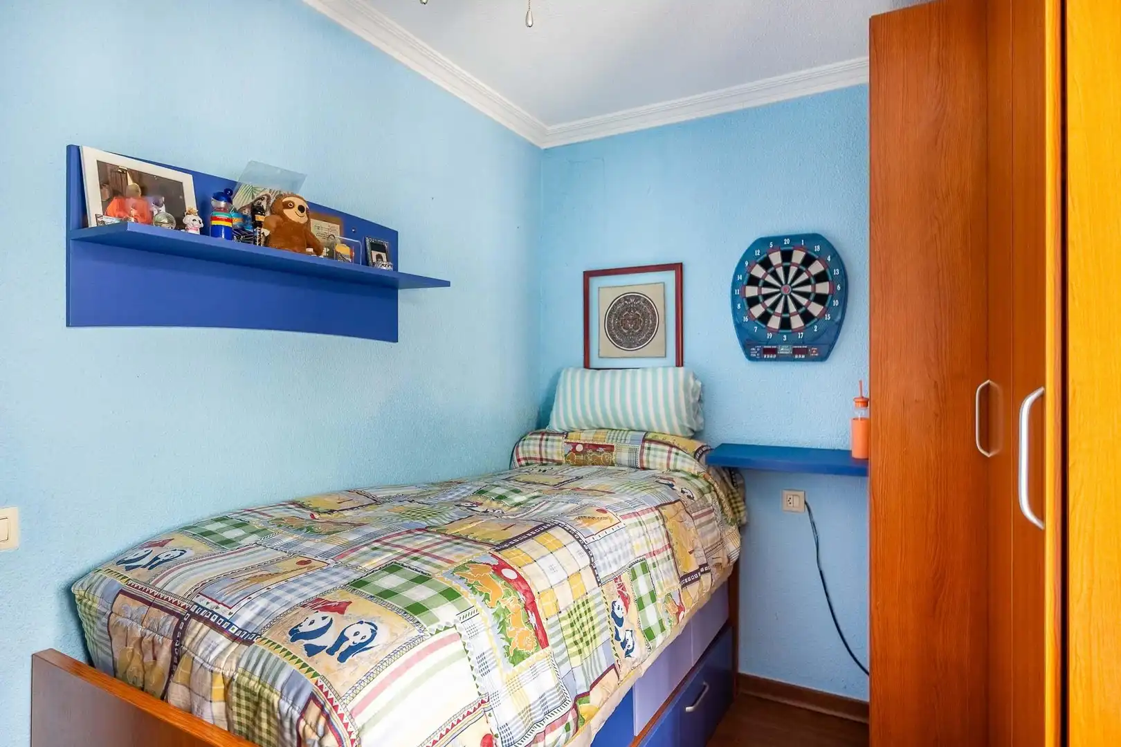Dormitori de Casa adosada en venda en Dos Hermanas amb Aire condicionat, Jardí privat i Piscina comunitària