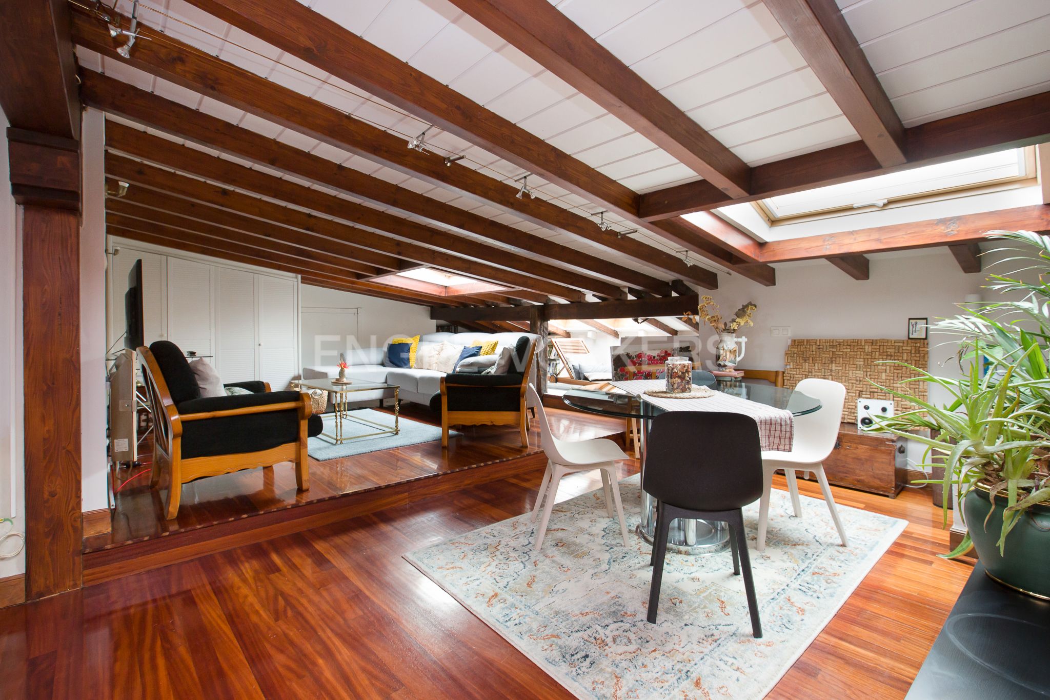 Sala d'estar de Àtic de lloguer en Bilbao  amb Calefacció i Moblat