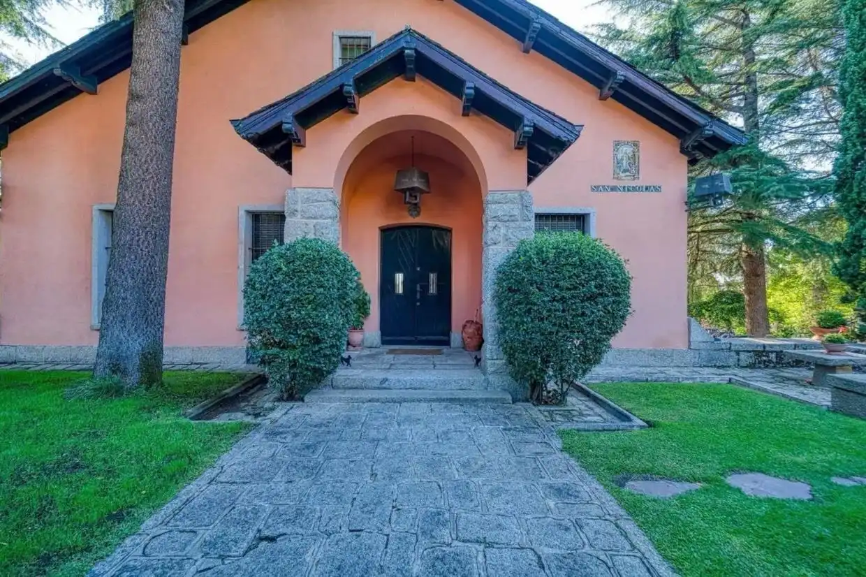 Vista exterior de Casa o chalet en venta en San Lorenzo de El Escorial con Aire acondicionado, Calefacción y Jardín privado