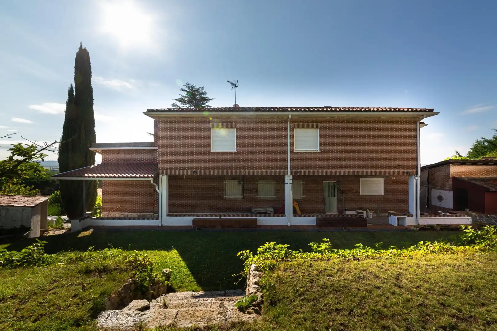 Vista exterior de Casa o xalet en venda en Tudela de Duero amb Calefacció, Jardí privat i Terrassa