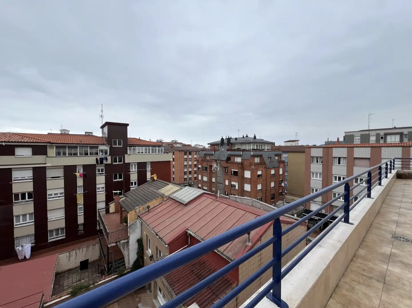 Vista exterior de Àtic de lloguer en Gijón  amb Calefacció, Parquet i Terrassa