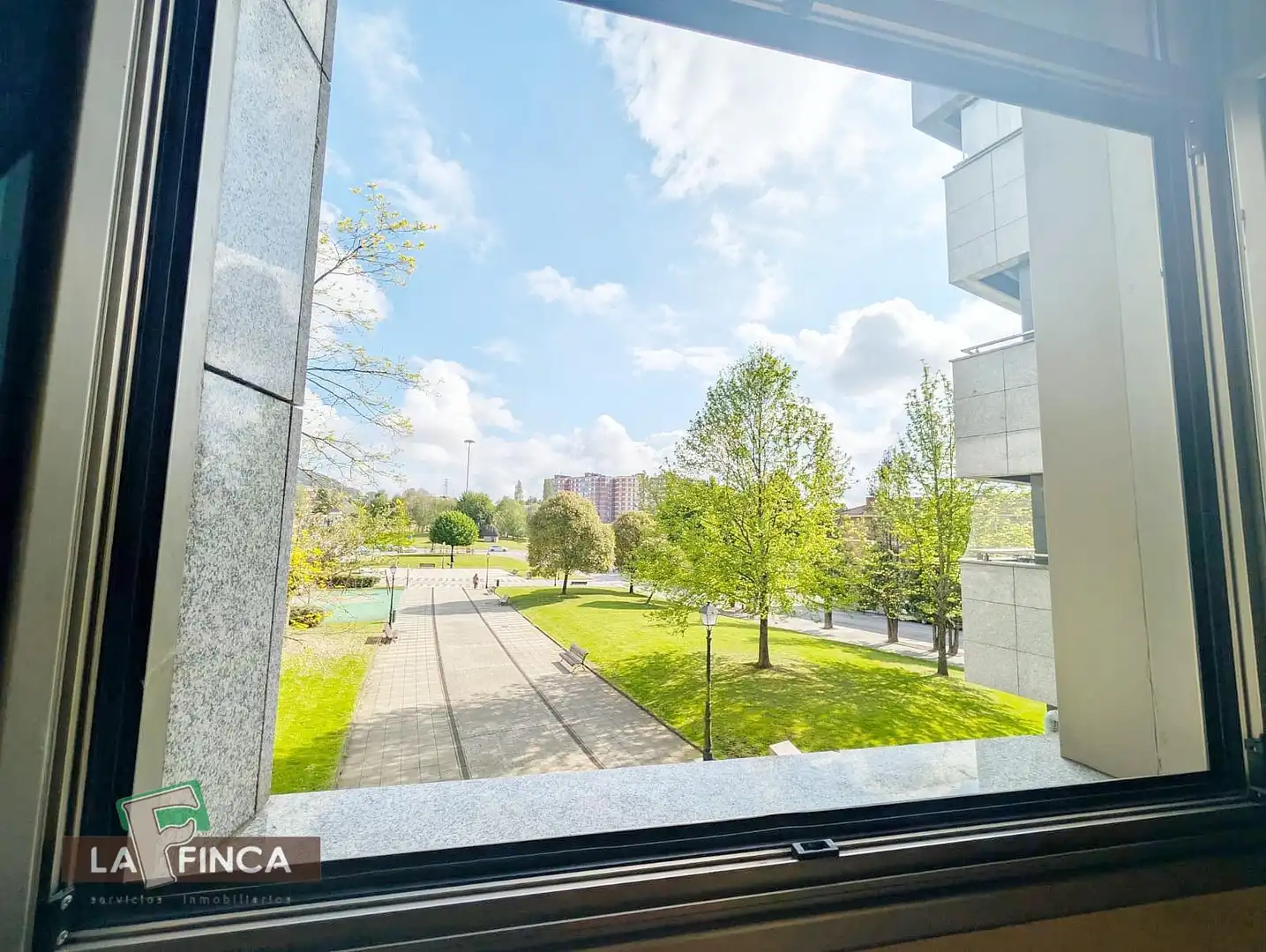 Terrassa de Apartament en venda en Oviedo  amb Calefacció, Traster i Moblat