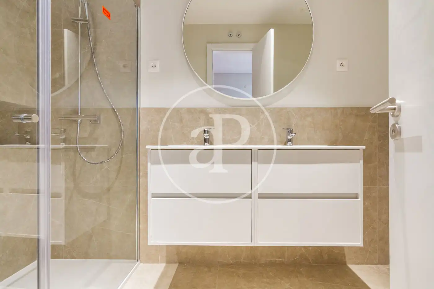 Bathroom of Flat for rent in Madrid  with Air Conditioner, Heating and Furnished