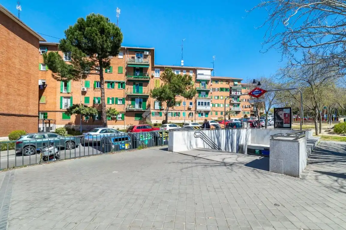 Vista exterior de Piso en venta en Madrid con Calefacción y Balcón