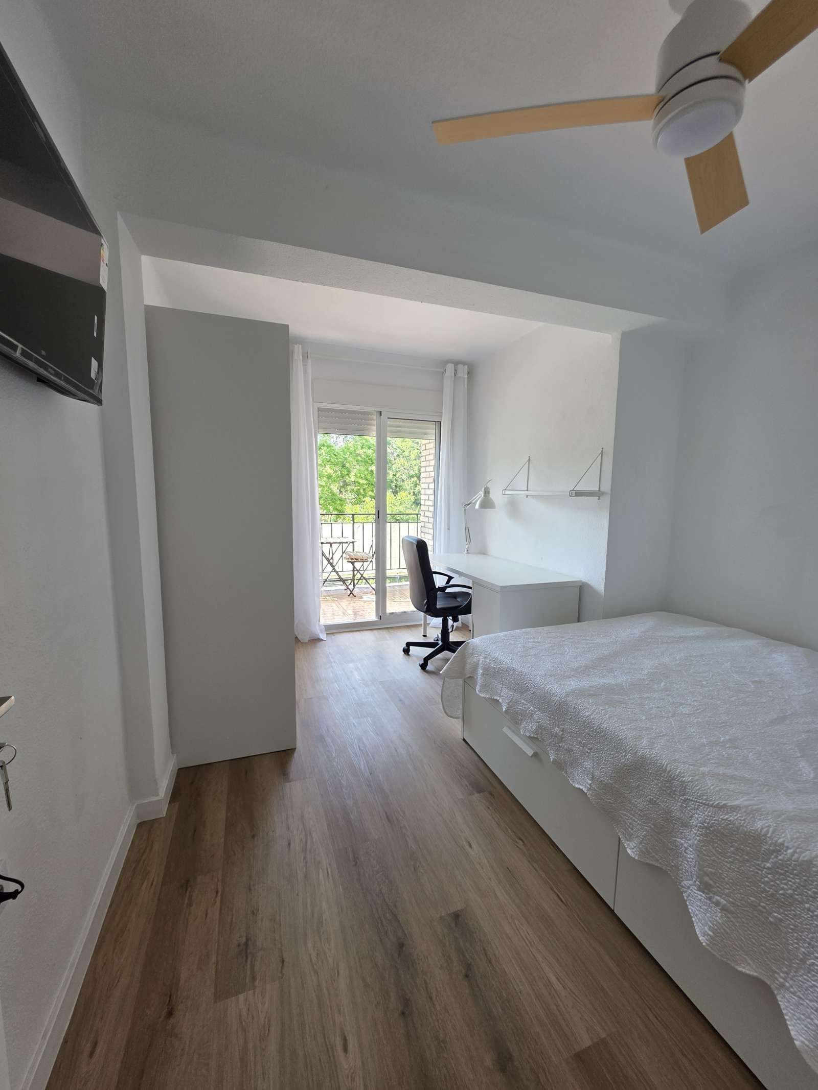 Bedroom of Flat to share in  Valencia Capital  with Air Conditioner and Terrace