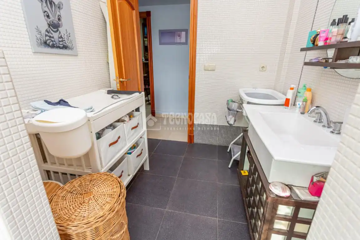 Bathroom of Houses for sale in Algeciras  with Air Conditioner and Swimming Pool