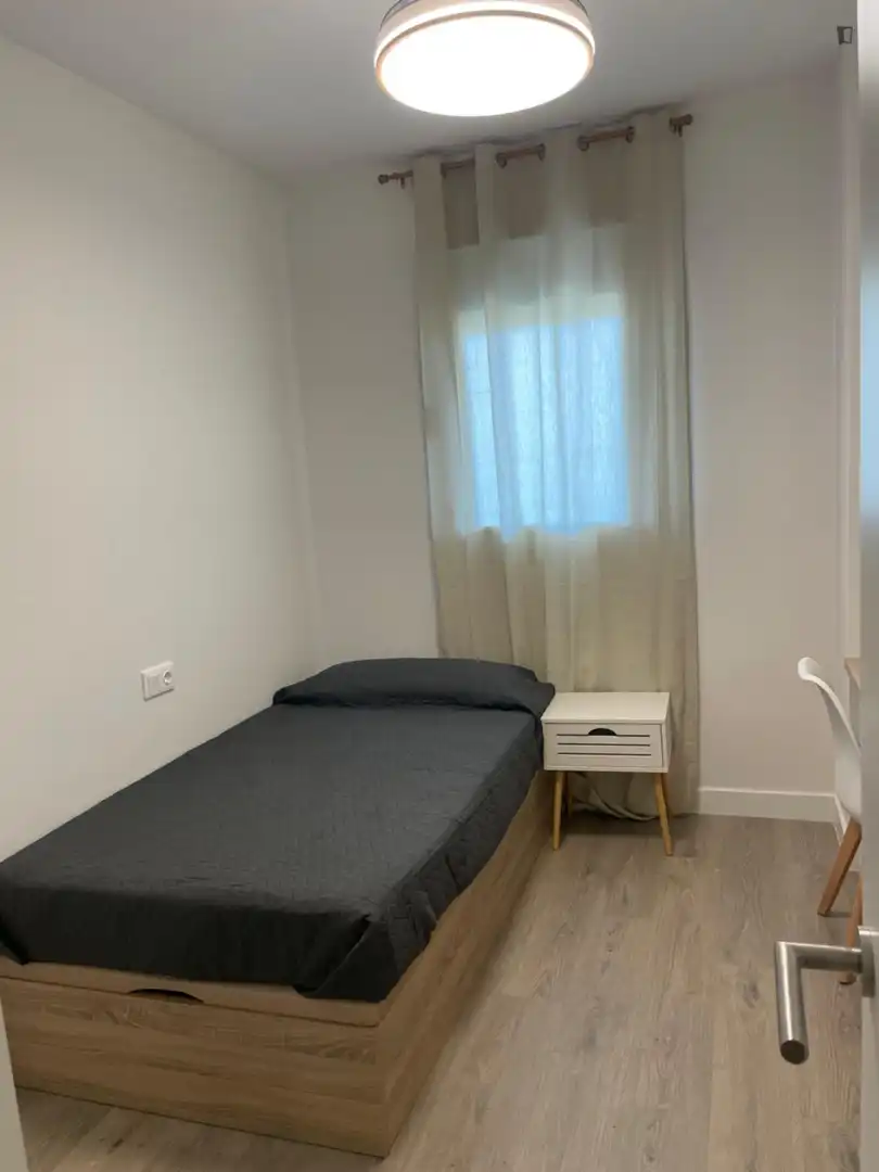 Habitación de Apartamento de alquiler en Dos Hermanas con Aire acondicionado, Calefacción y Amueblado