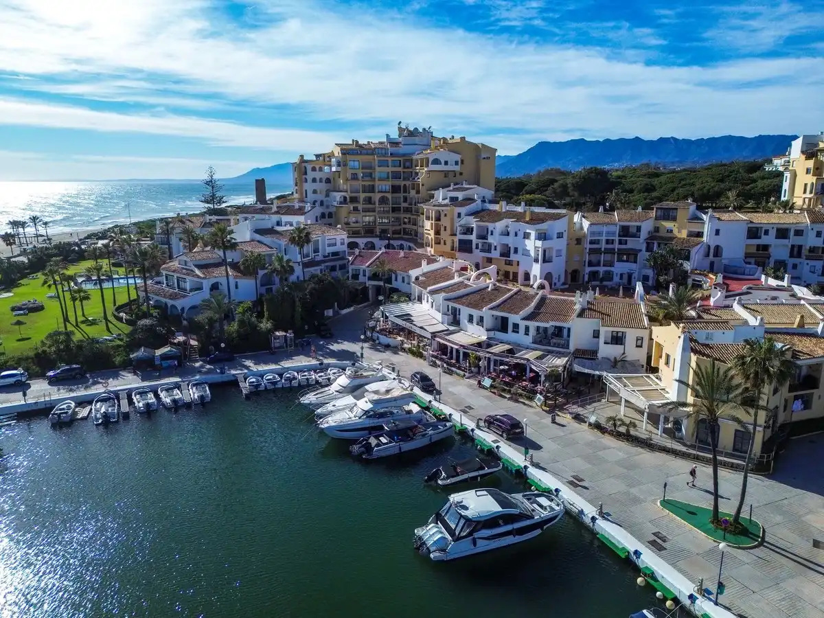 Vista exterior de Casa adosada de lloguer en Marbella amb Piscina comunitària
