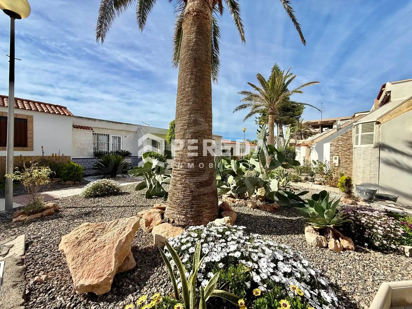 Vista exterior de Casa o xalet en venda en Roquetas de Mar amb Terrassa i Piscina comunitària