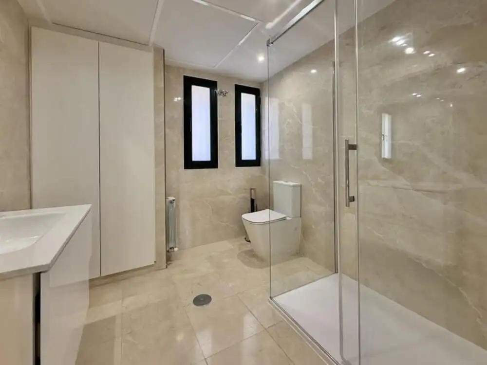 Baño de Apartamento de alquiler en Marbella con Aire acondicionado, Calefacción y Terraza