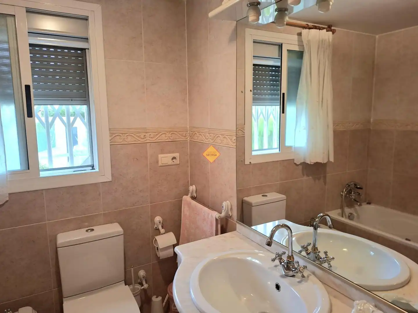 Bany de Casa o xalet en venda en Paterna amb Aire condicionat, Calefacció i Jardí privat