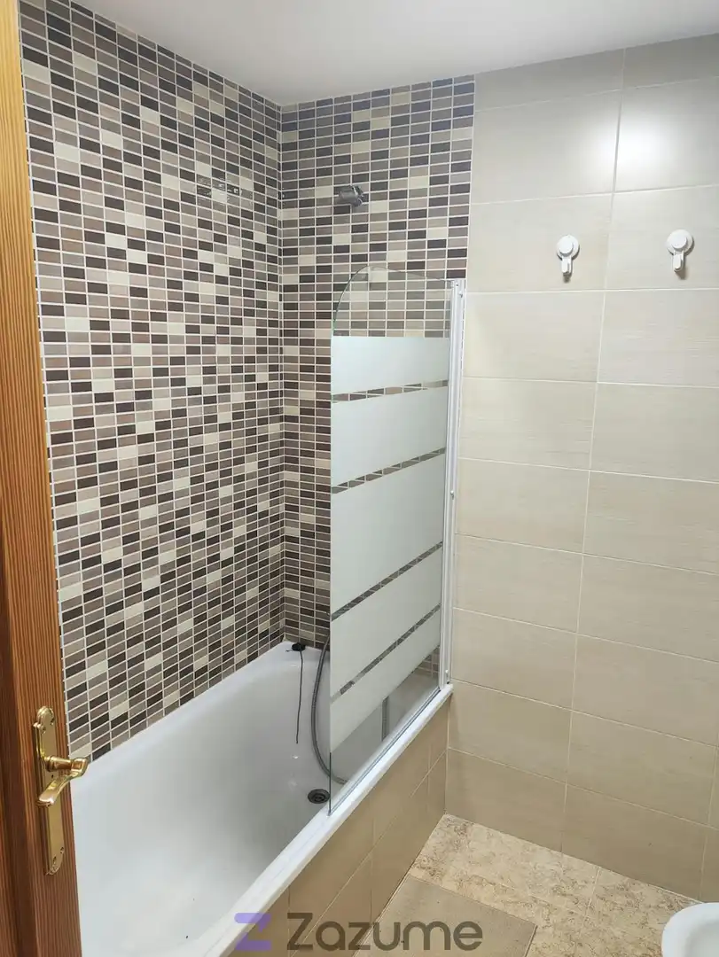 Baño de Piso de alquiler en La Llosa con Jardín privado, Trastero y Piscina