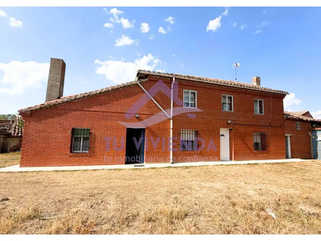 Vista exterior de Casa o xalet en venda en Villaluenga de la Vega amb Calefacció i Moblat