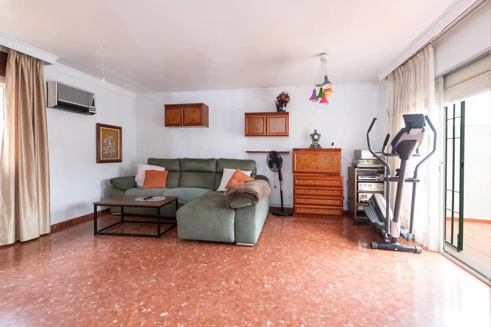 Sala de estar de Casa adosada en venta en Málaga con Aire acondicionado, Jardín privado y Terraza