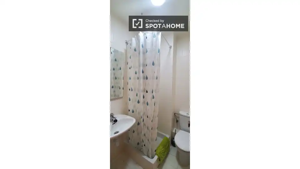 Bathroom of Flat for rent in Barcelona  with Air Conditioner, Heating and Furnished