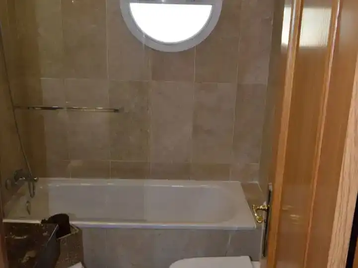 Badezimmer von Wohnung zur Miete in Benalmádena mit Klimaanlage und Schwimmbad