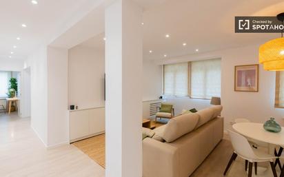 Living room of Flat to rent in  Madrid Capital  with Air Conditioner, Heating and Furnished