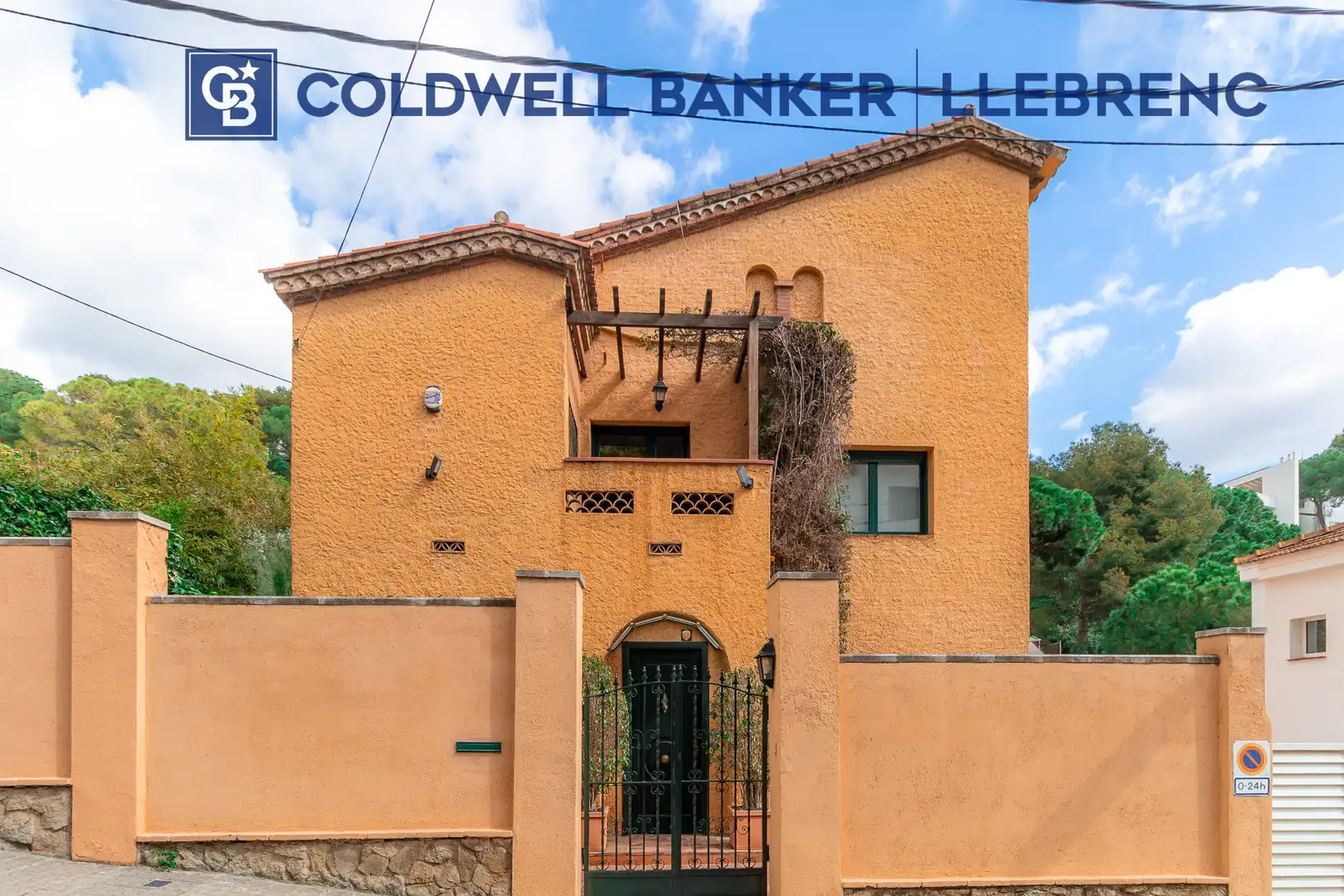 Exterior view of Houses for sale in  Barcelona Capital  with Air Conditioner, Heating and Private garden