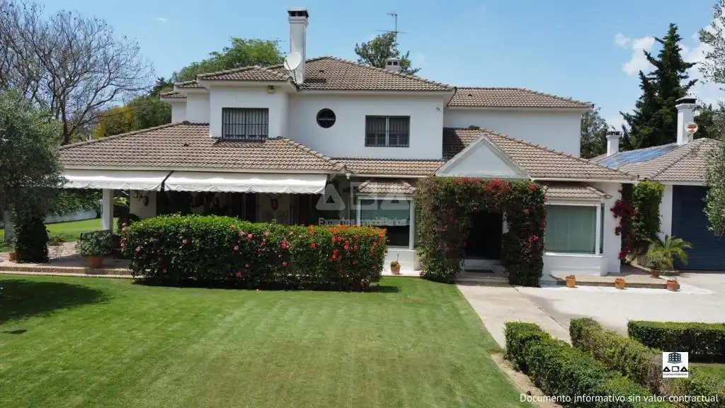 Vista exterior de Casa o xalet en venda en Jerez de la Frontera amb Aire condicionat, Calefacció i Jardí privat