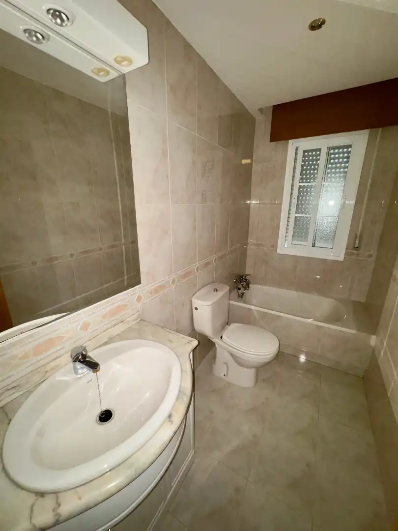 Badezimmer von Dachboden zum Verkauf in Coslada mit Parkett, Terrasse und Abstellraum