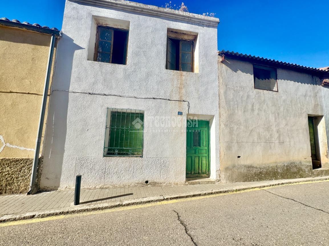 Vista exterior de Casa adosada en venda en Yunquera de Henares amb Jardí privat