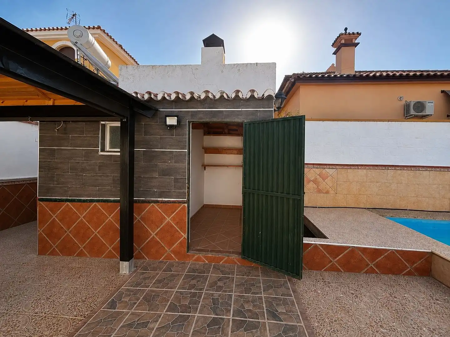 Vista exterior de Casa o chalet en venta en Alhaurín de la Torre con Aire acondicionado, Jardín privado y Terraza