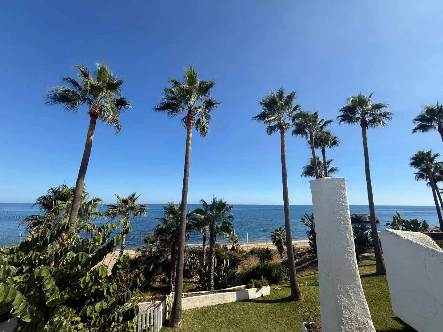 Vista exterior de Casa adosada de alquiler en Estepona con Calefacción, Jardín privado y Alarma