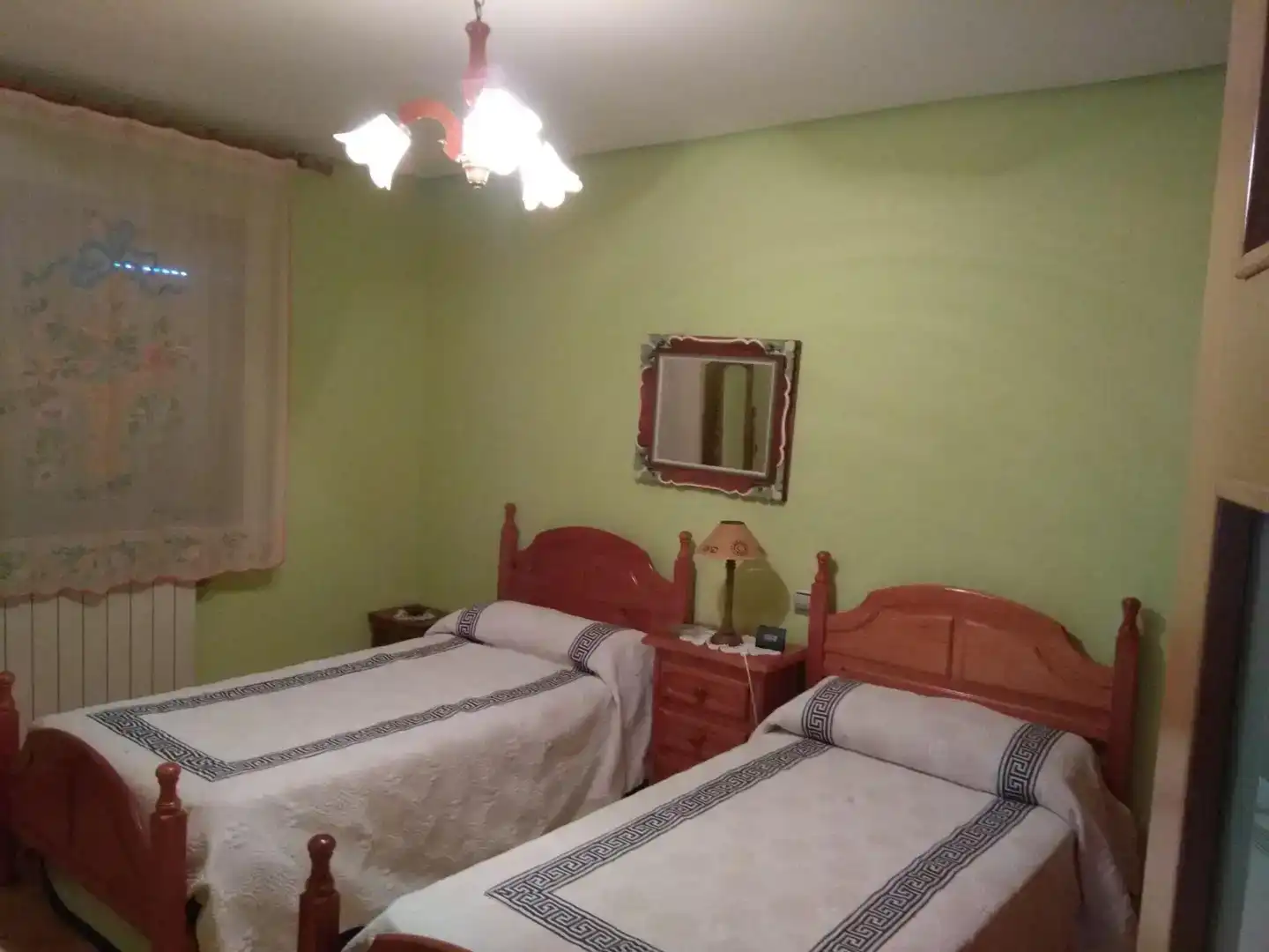 Dormitori de Casa o xalet en venda en San Cebrián de Castro amb Jardí privat, Traster i Moblat