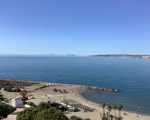 Außenansicht von Wohnungen zum verkauf in Estepona mit Klimaanlage und Terrasse