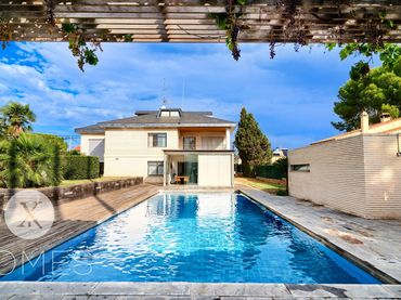 Detached house with pool for sale in Avenida Avenida Buenos Aires