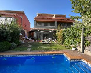 Jardí de Casa adosada en venda en Rosselló amb Aire condicionat, Terrassa i Piscina