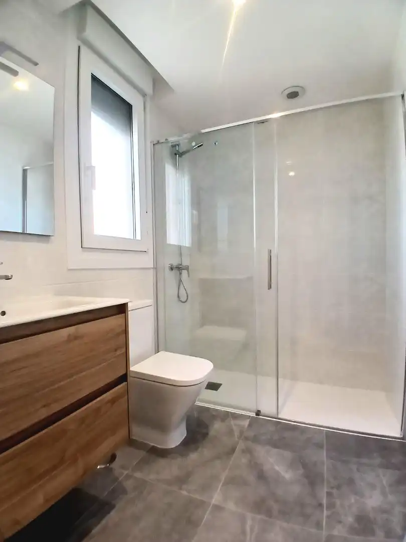 Badezimmer von Dachboden zur Miete in Oviedo  mit Heizung, Terrasse und Abstellraum