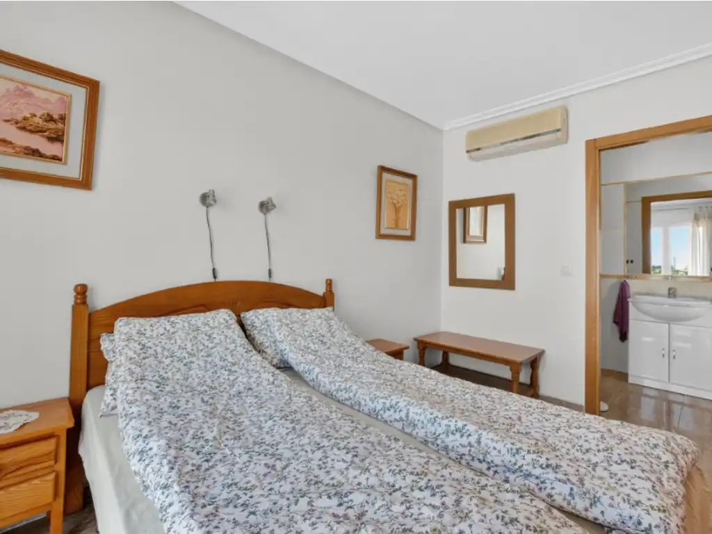 Dormitori de Casa adosada en venda en Torrevieja amb Aire condicionat, Moblat i Forn